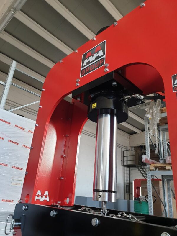 AxA PM70 - Pressa oleodinamica motorizzata con potenza 70 TON e cilindro mobile