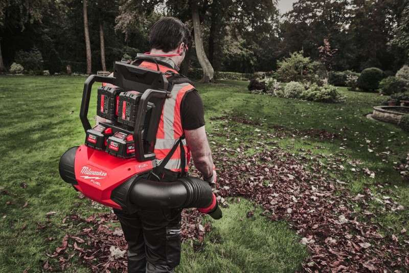 Milwaukee M18 F2BPB-124 - Soffiatore soffiafoglie spalleggiato a doppia batteria 2 x 18V 12Ah