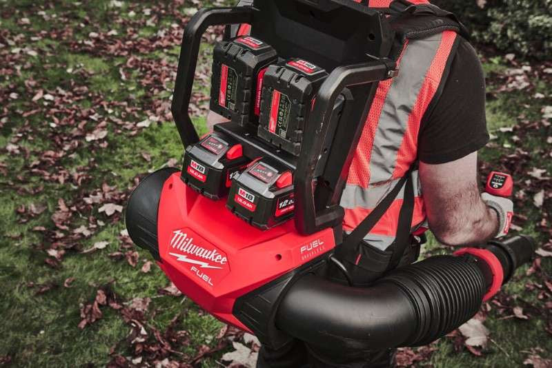 Milwaukee M18 F2BPB-124 - Soffiatore soffiafoglie spalleggiato a doppia batteria 2 x 18V 12Ah