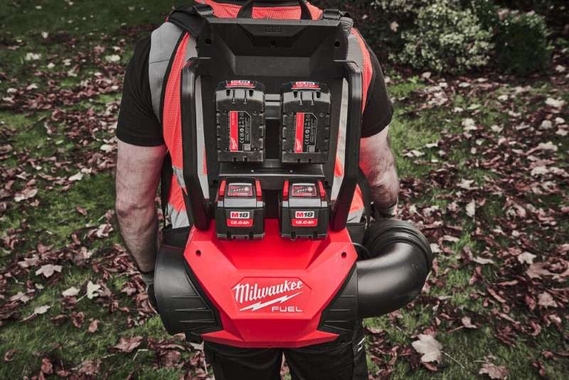 Milwaukee M18 F2BPB-124 - Soffiatore soffiafoglie spalleggiato a doppia batteria 2 x 18V 12Ah