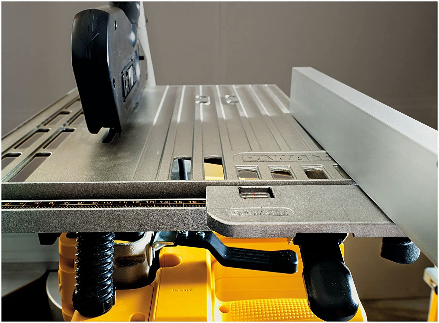 Dewalt D27113-QS -  troncatrice a testa fissa con pianetto, 1600W 305mm, con sistema tracciatura XPS