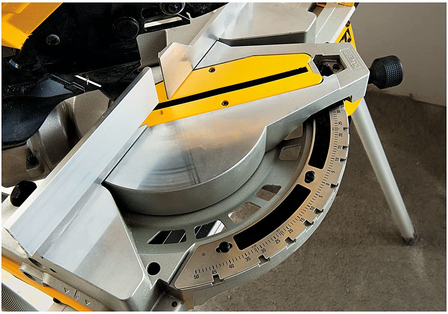 Dewalt D27113-QS -  troncatrice a testa fissa con pianetto, 1600W 305mm, con sistema tracciatura XPS