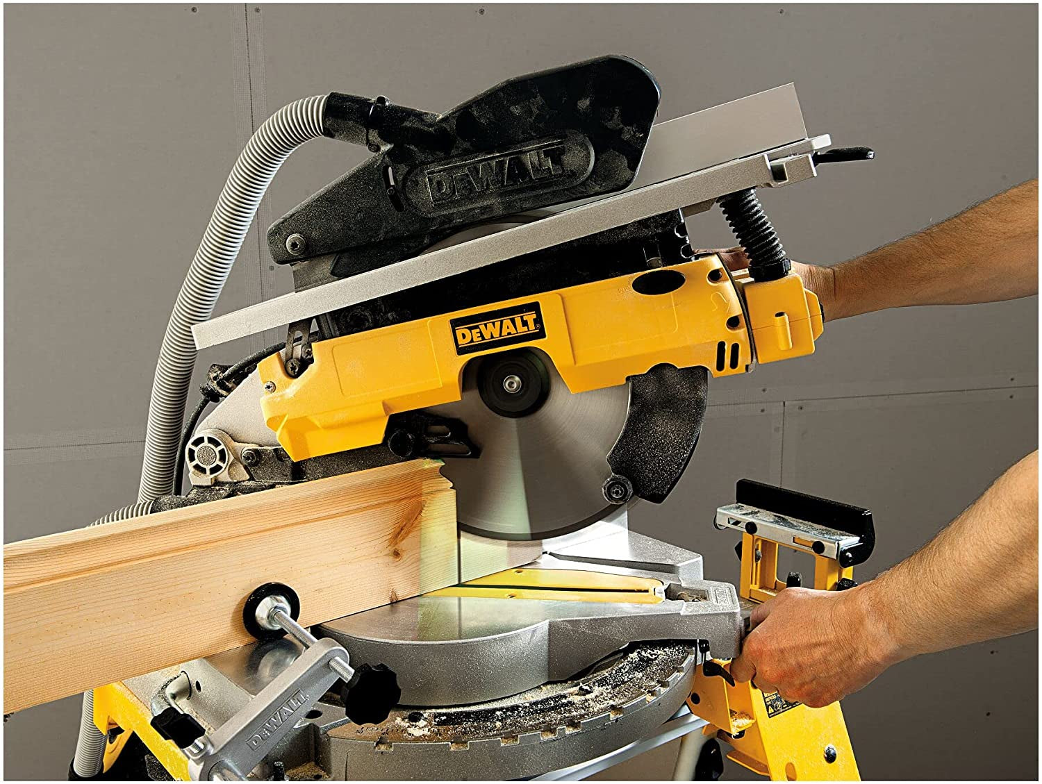 Dewalt D27113-QS -  troncatrice a testa fissa con pianetto, 1600W 305mm, con sistema tracciatura XPS