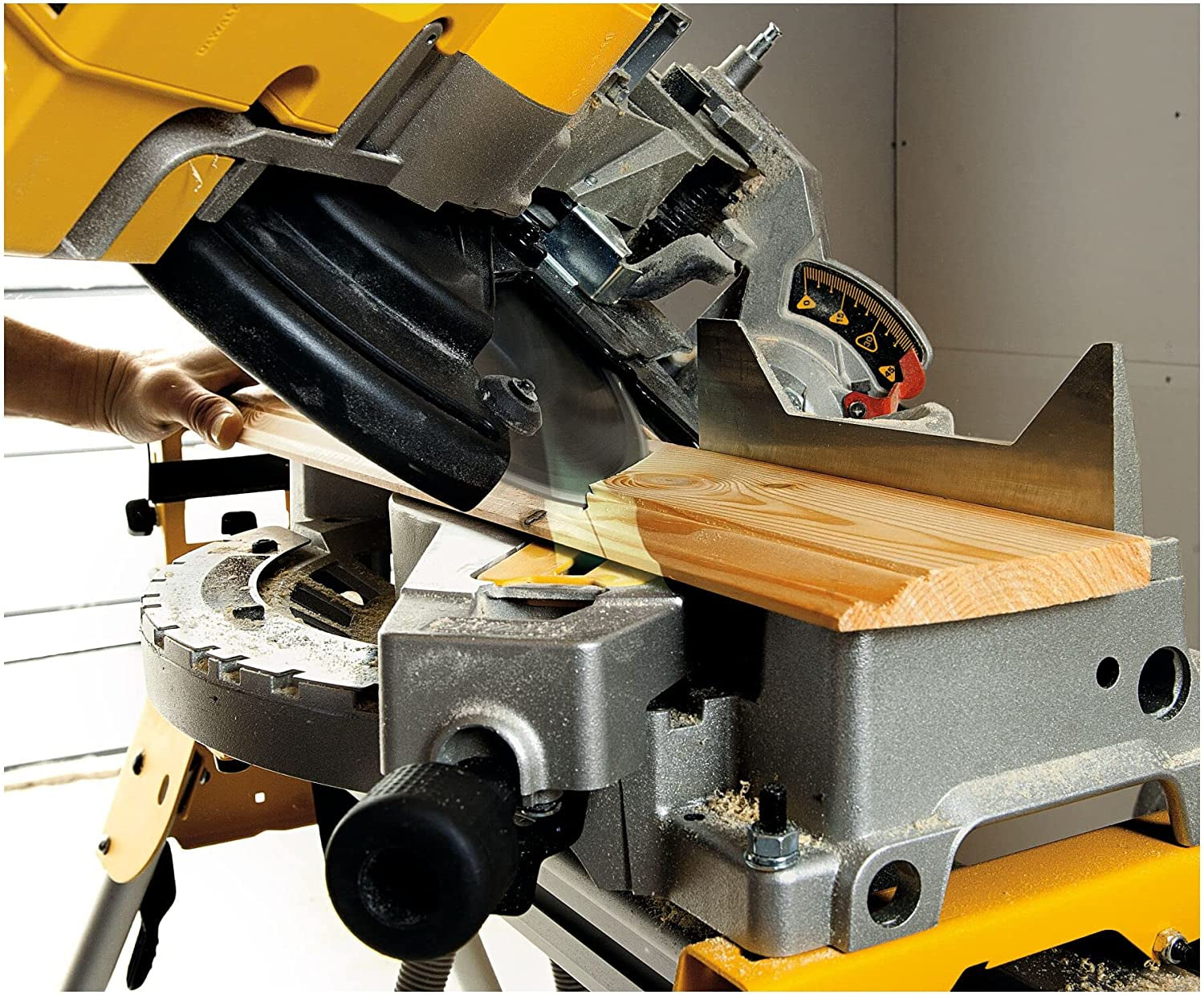 Dewalt D27113-QS -  troncatrice a testa fissa con pianetto, 1600W 305mm, con sistema tracciatura XPS