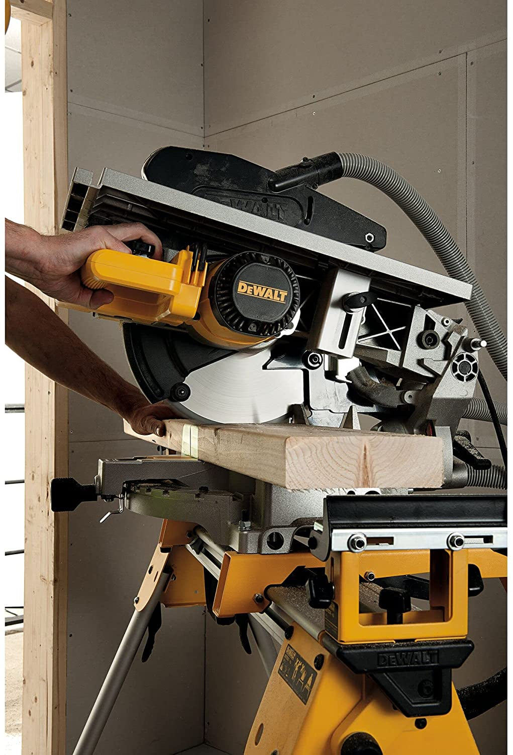 Dewalt D27113-QS -  troncatrice a testa fissa con pianetto, 1600W 305mm, con sistema tracciatura XPS