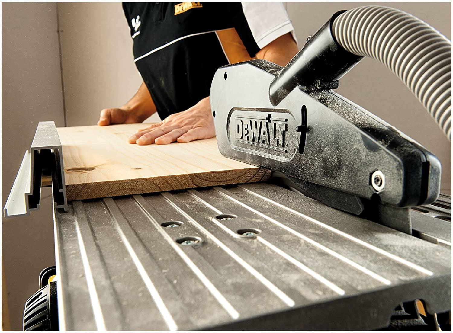 Dewalt D27113-QS -  troncatrice a testa fissa con pianetto, 1600W 305mm, con sistema tracciatura XPS
