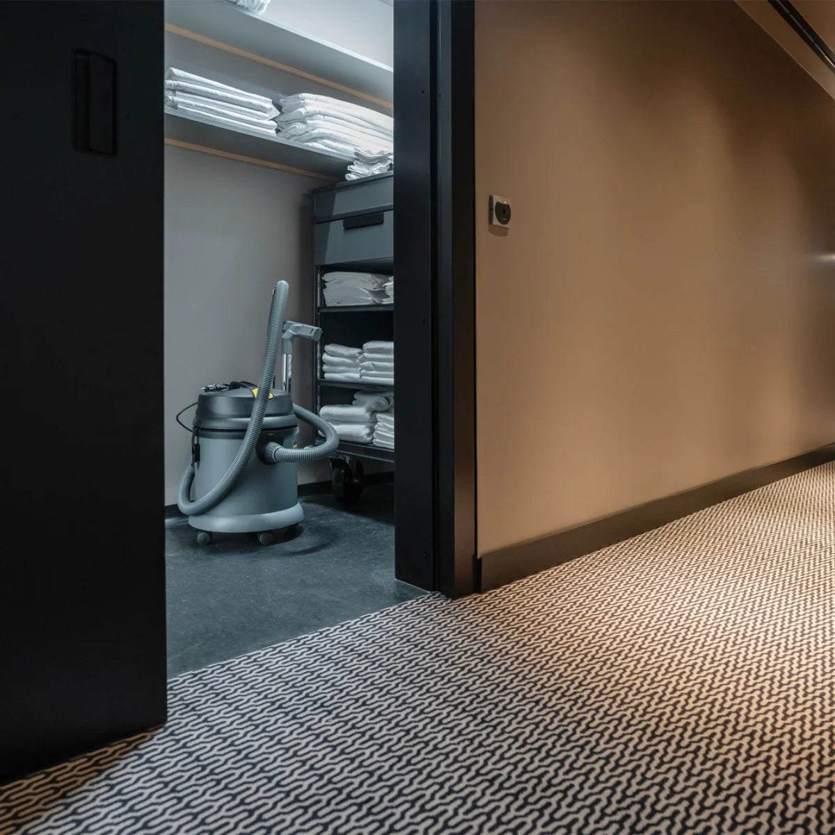 Karcher NT 27/1 - Aspiratore solidi e liquidi 27L professionale