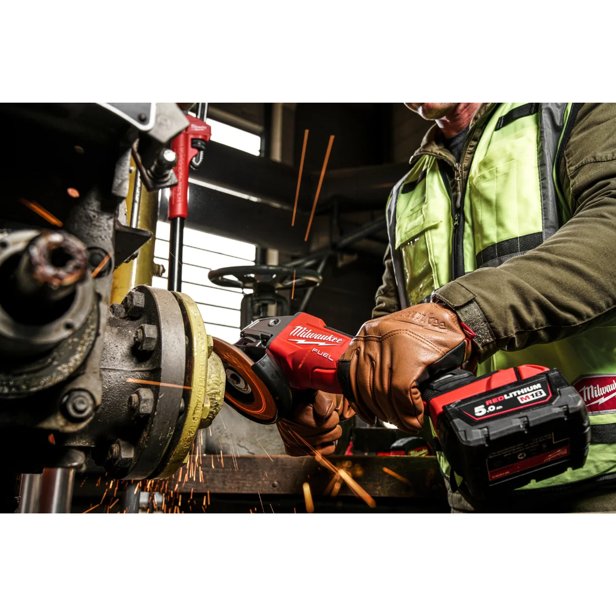 Kit utensili Milwaukee M18 - avvitatore impulsi FMTIW2F12 + smerigliatrice FSAGV125XPDB + 2 batterie 5Ah