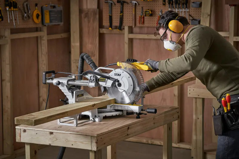 Stanley SM1800-QS - Troncatrice radiale per legno 1800W disco da 254 mm