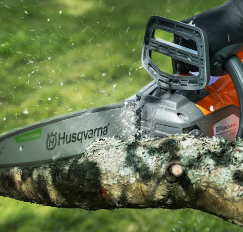 Husqvarna 215i Motosega a batteria 36V - barra 30 cm - 0.9Kw - senza batteria e caricabatterie