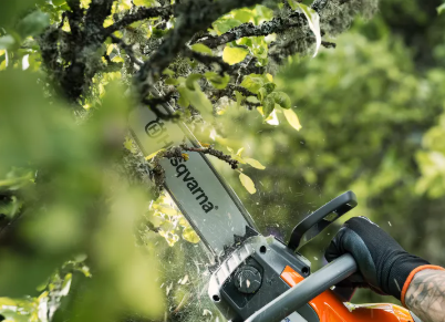 Husqvarna 215i Motosega a batteria 36V - barra 30 cm - 0.9Kw - senza batteria e caricabatterie