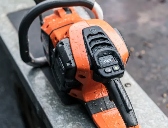 Husqvarna 435i Motosega a batteria 36V - barra 35,6 cm - 1.8Kw - senza batteria e caricabatterie