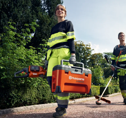 Husqvarna 40-C1000X4 Caricabatterie Multi Charger ad alta potenza per 4 batterie insieme Husqvarna BLi-X da 36 V da 600W a 1000W senza batterie incluse