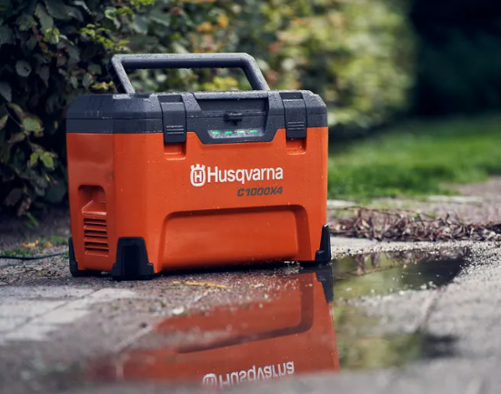 Husqvarna 40-C1000X4 Caricabatterie Multi Charger ad alta potenza per 4 batterie insieme Husqvarna BLi-X da 36 V da 600W a 1000W senza batterie incluse