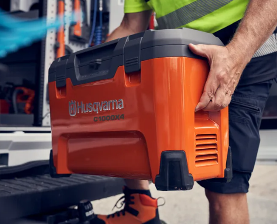 Husqvarna 40-C1000X4 Caricabatterie Multi Charger ad alta potenza per 4 batterie insieme Husqvarna BLi-X da 36 V da 600W a 1000W senza batterie incluse