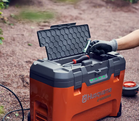 Husqvarna 40-C1000X4 Caricabatterie Multi Charger ad alta potenza per 4 batterie insieme Husqvarna BLi-X da 36 V da 600W a 1000W senza batterie incluse