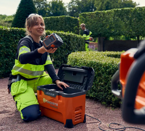 Husqvarna 40-C1000X4 Caricabatterie Multi Charger ad alta potenza per 4 batterie insieme Husqvarna BLi-X da 36 V da 600W a 1000W senza batterie incluse