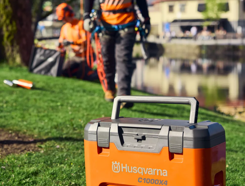 Husqvarna 40-C1000X4 Caricabatterie Multi Charger ad alta potenza per 4 batterie insieme Husqvarna BLi-X da 36 V da 600W a 1000W senza batterie incluse