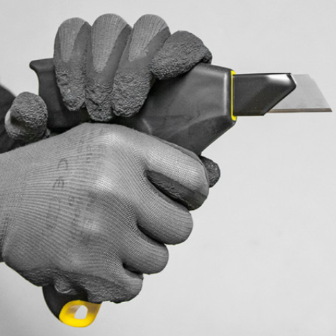 TAJIMA TDC690 con impugnatura a due mani a pistola Cutter Strongrip-j , Lama 22x0,65 mm