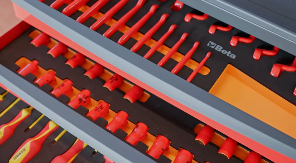 Beta 2400 RSC246-VEM Cassettiera con 81 utensili per la manutenzione dei veicoli ibridi ed elettrici , per elettricisti e elettrotecnici di alto livello