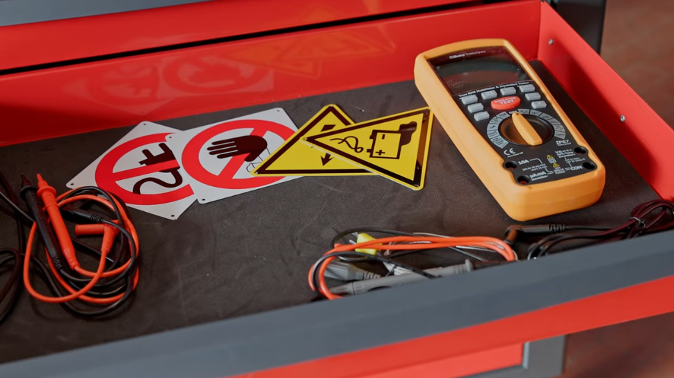 Beta 2400 RSC246-VEM Cassettiera con 81 utensili per la manutenzione dei veicoli ibridi ed elettrici , per elettricisti e elettrotecnici di alto livello