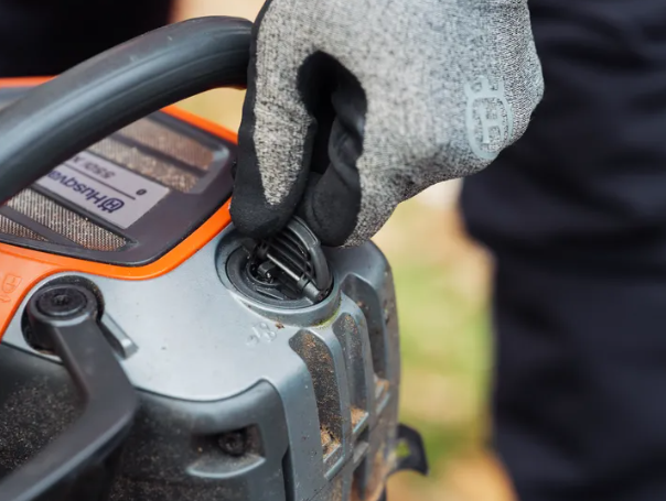 Husqvarna 550i XP Motosega a batteria 36V - barra 45,7 cm - Max 3,2Kw - senza batteria e caricabatterie