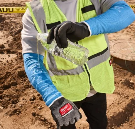 Milwaukee Cooling Cut A Sleeve (40cm) Manichetta per braccia refrigerante con uso di acqua fino a max 2 ore di autonomia , n.1 paio