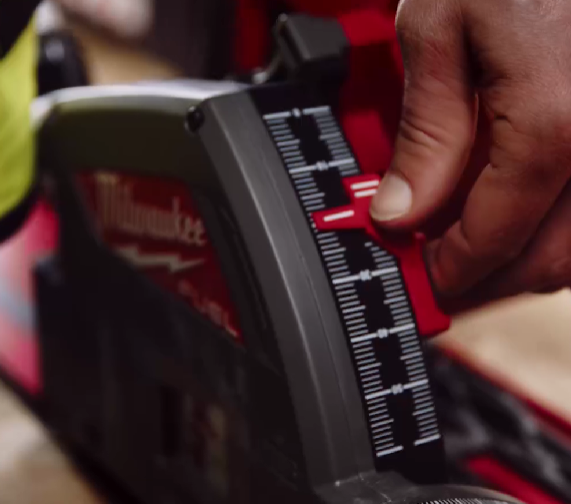 Milwaukee M18 FPS55-0P Sega ad affondamento da 55 mm per legno, compatibile con guida parallela con valigia , solo corpo