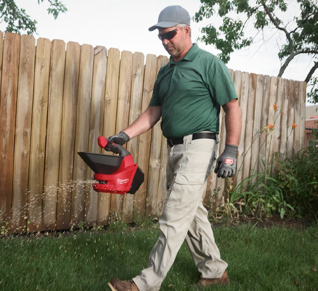Milwaukee M12 BLBSPH-0 Spargitore per giardinaggio e coltivazioni a batteria m12 , solo corpo