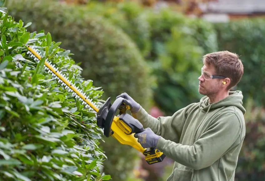 Stanley SFMCHT655M1-QW - Tagliasiepi a batteria 18 V 55 cm, 1 batteria 4,0 Ah