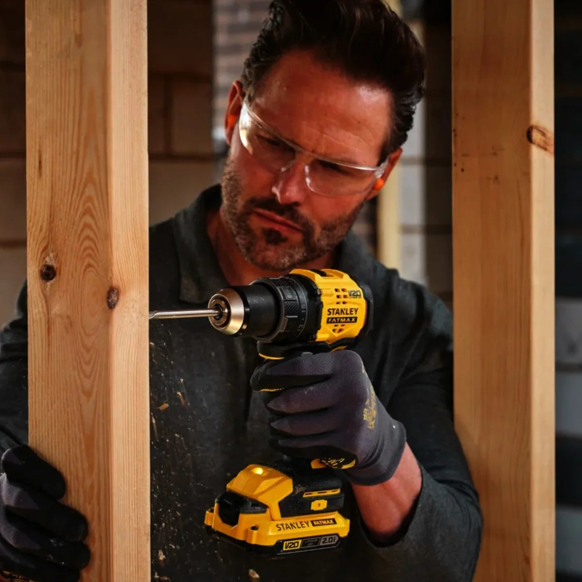 Stanley SFMCD714D2T-QW Fatmax Avvitatore BRUSHLESS 18V + 2 Batterie 18V-2.0Ah + Accessori