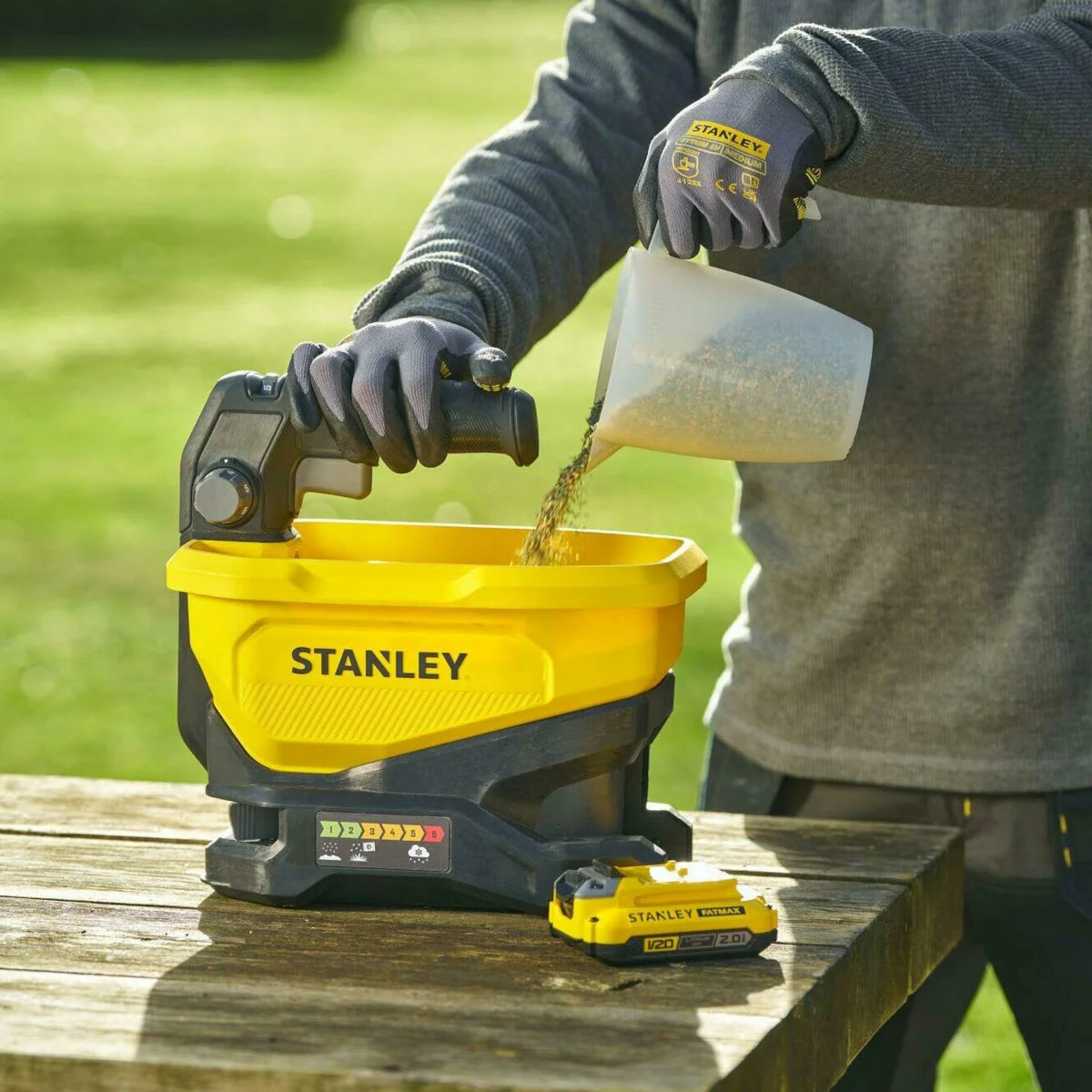 Stanley STCOE300B-XJ Fatmax V20 - Spargitore a batteria 18V Spargisemi Spargisale