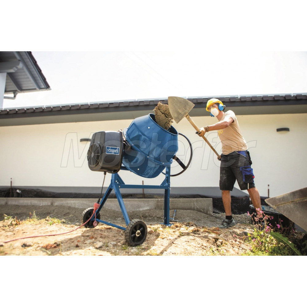 Scheppach MIX180 caricamento malta nel tamburo