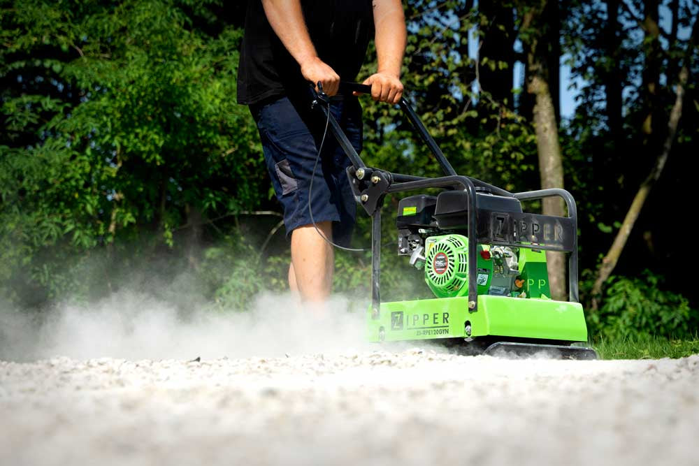 Piastra vibrante compattatrice Zipper ZI-RPE120GYN in utilizzo su terreno