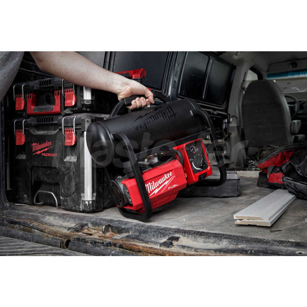 Milwaukee M18 FAC-0 Compressore a batteria Fuel trasporto in auto e furgone