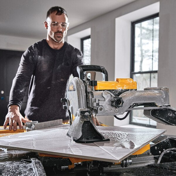 Dewalt D36000-QS - Tagliapiastrelle elettrico ad acqua con tavolo di grande capacità