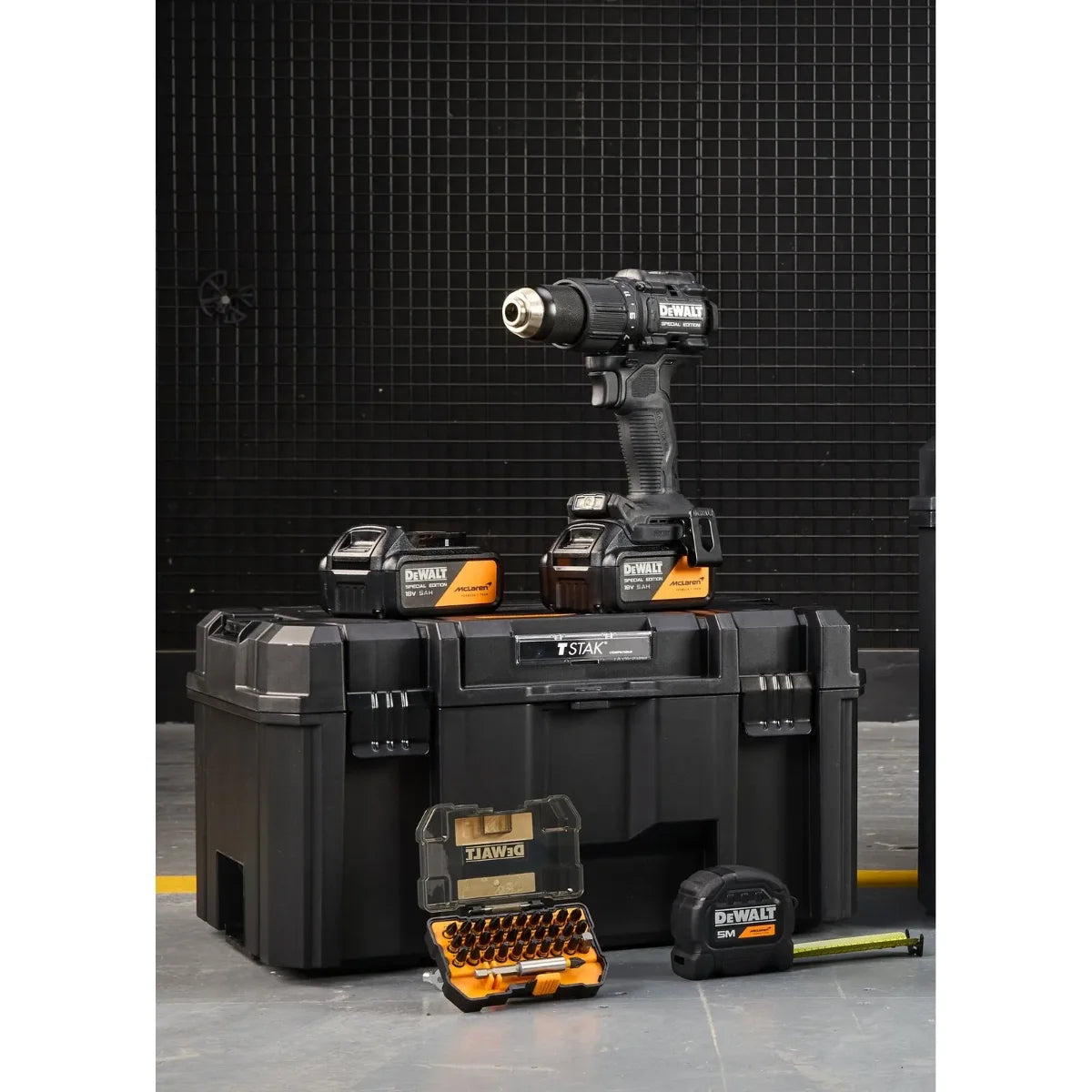 Dewalt DCD86MP2KT-QW McLaren - Trapano avvitatore con percussione + kit flessometro e inserti - 2 batterie da 5Ah 18V