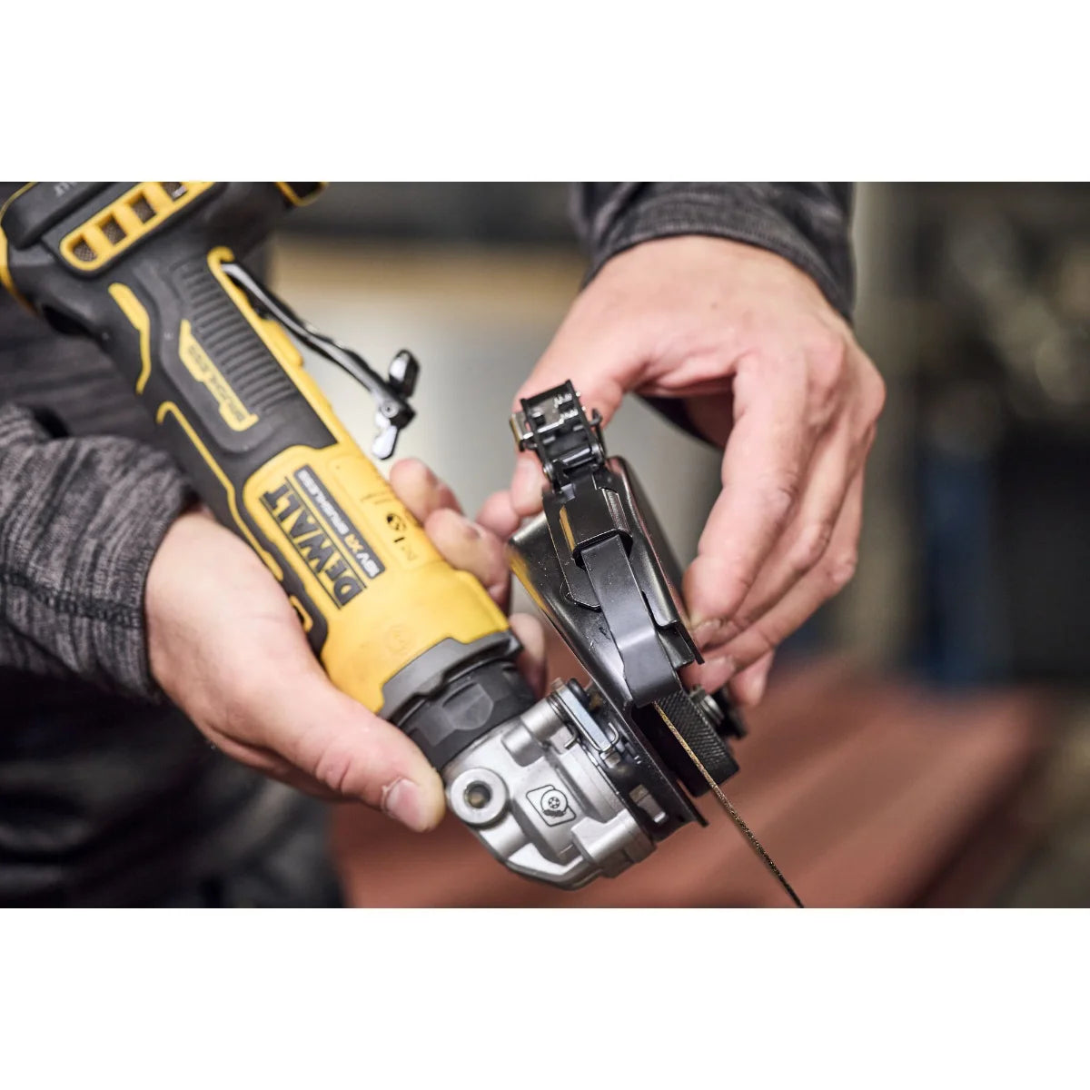 Dewalt DCG404NT-XJ - Smerigliatrice angolare compatta 125mm, a batteria 18V, solo corpo