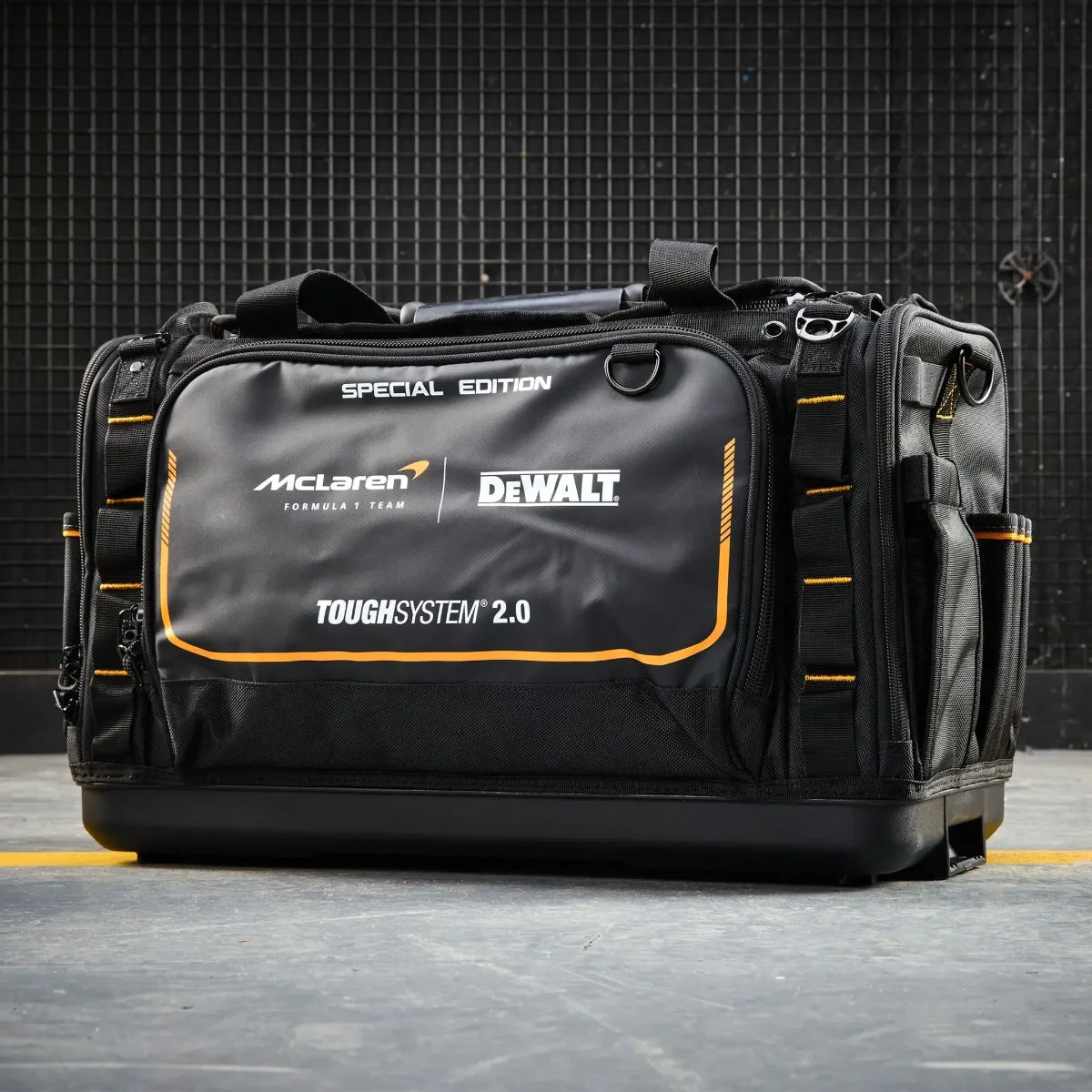 Dewalt DWST83542-1 - Borsone McLaren 22" compatibile ToughSystem