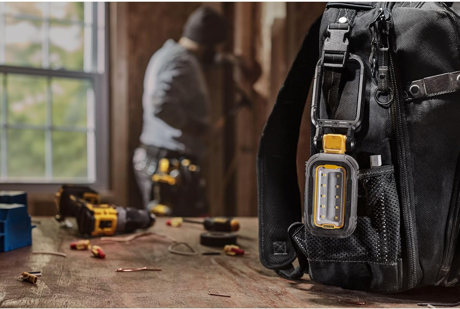 Dewalt DCL182-XJ - Torcia led a testa rotante con ricarica USB 