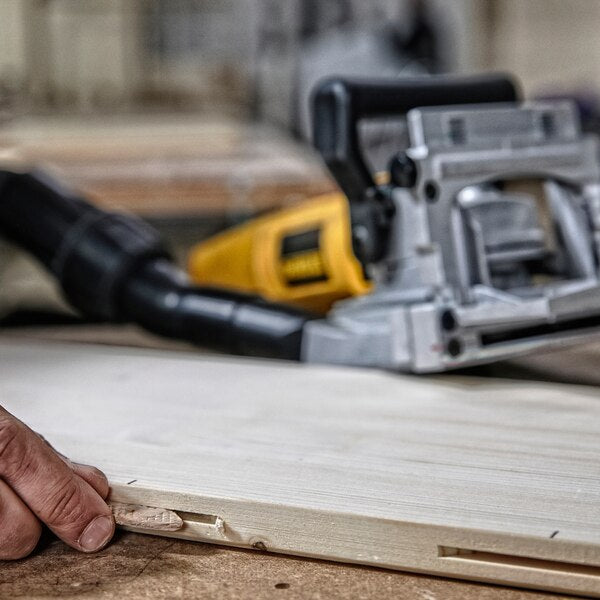DW682K-QS - Dewalt DW682K-QS - Fresatrice per giunzioni con linguette 600W