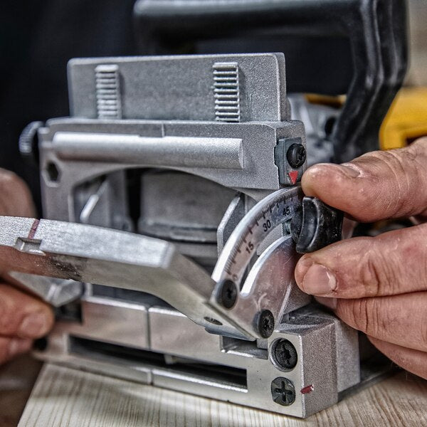 DW682K-QS - Dewalt DW682K-QS - Fresatrice per giunzioni con linguette 600W