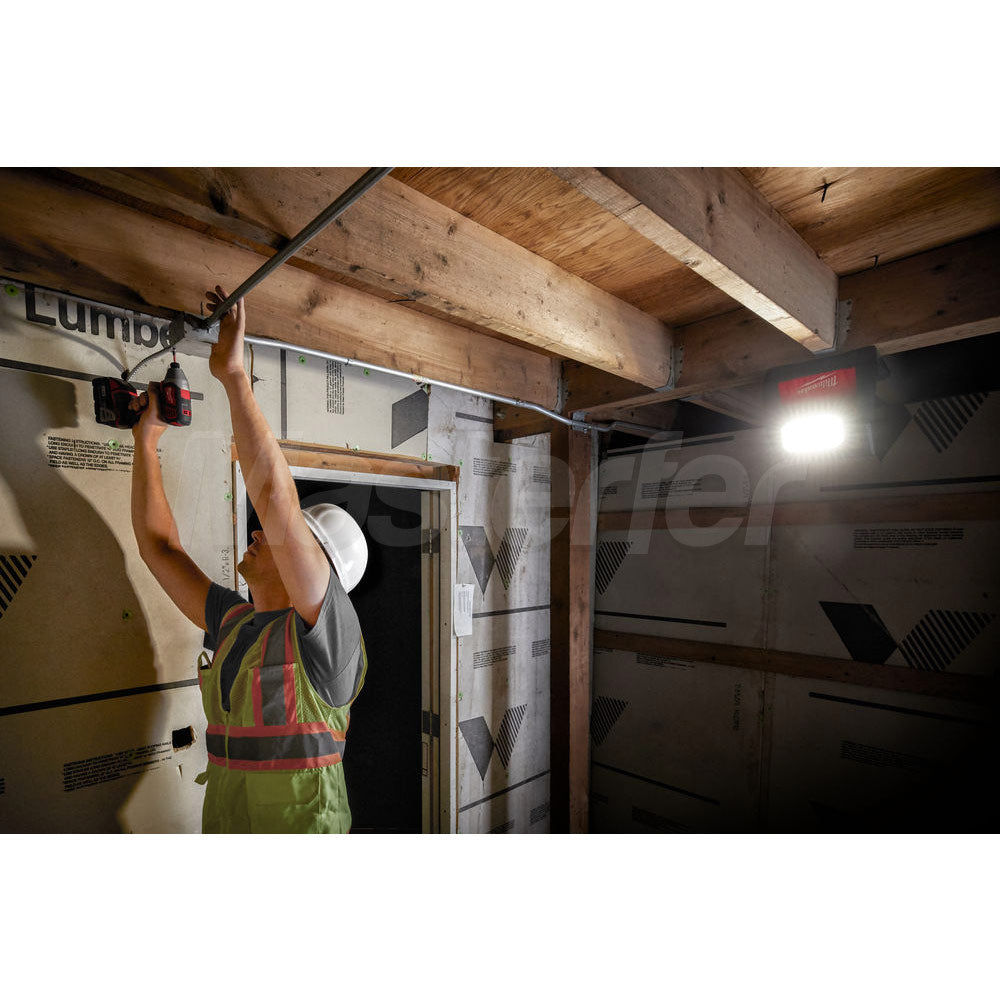 Milwaukee M18 HOAL-0 - Faro led a batteria ad elevate prestazioni, solo corpo appeso al soffitto