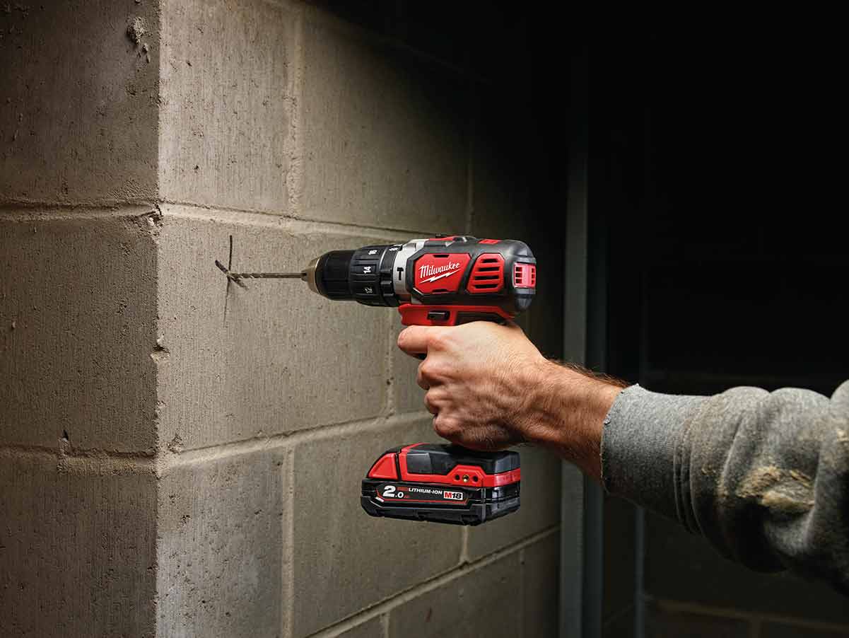 Milwaukee M18 BPD-202C, trapano avvitatore 18V a batteria con percussione, batterie 2 x 2.0Ah