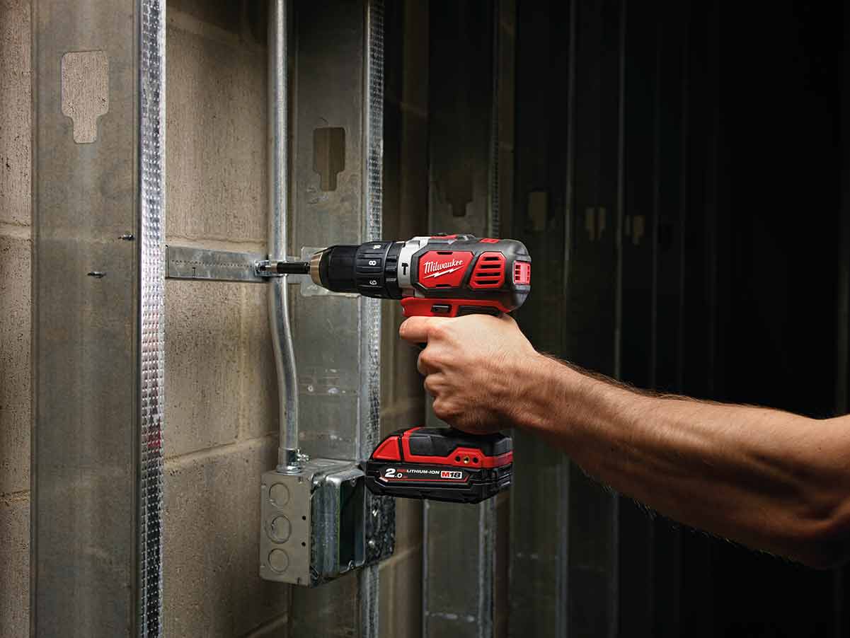 Milwaukee M18 BPD-202C, trapano avvitatore 18V a batteria con percussione, batterie 2 x 2.0Ah