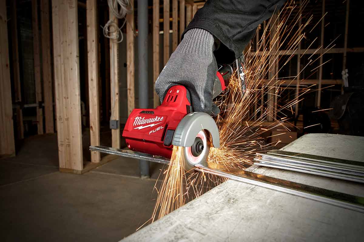Milwaukee M12 FCOT-422X, mini smerigliatrice a batteria, batterie 1 x 2.0Ah e 1 x 4.0Ah 12V, con dischi da taglio