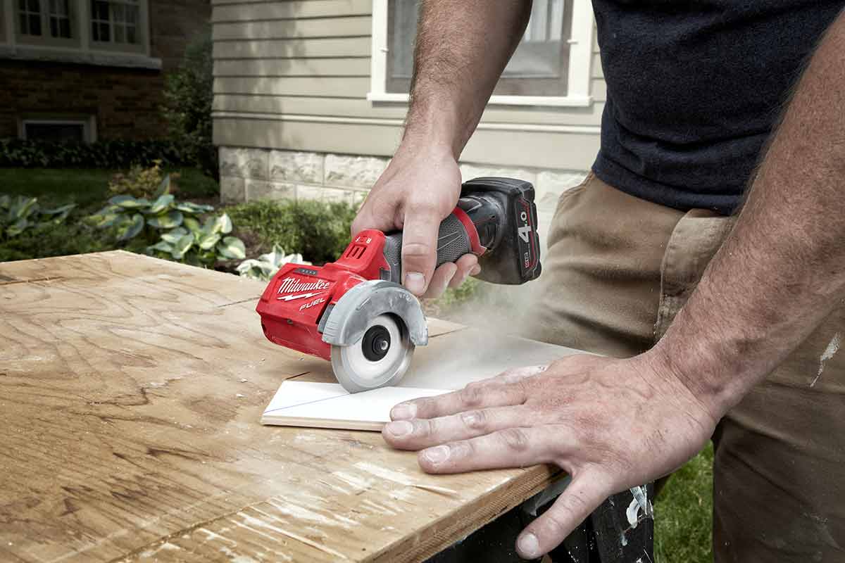Milwaukee M12 FCOT-422X, mini smerigliatrice a batteria, batterie 1 x 2.0Ah e 1 x 4.0Ah 12V, con dischi da taglio