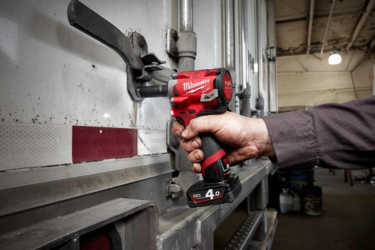 Milwaukee M12 FIWF12-422X, avvitatore ad impulsi 12V 1/2", 2 batterie, con valigetta Heavy Duty