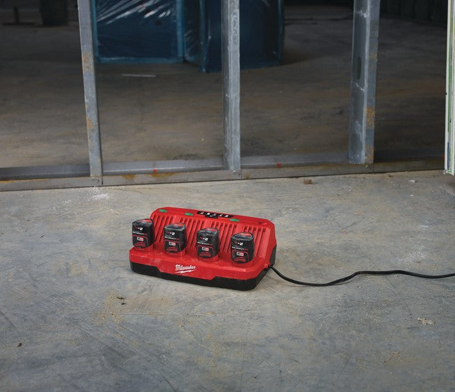 Milwaukee M12 C4 Caricabatterie multiplo 12V