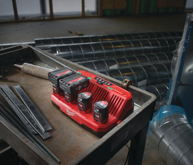Milwaukee M12 C4 Caricabatterie multiplo 12V